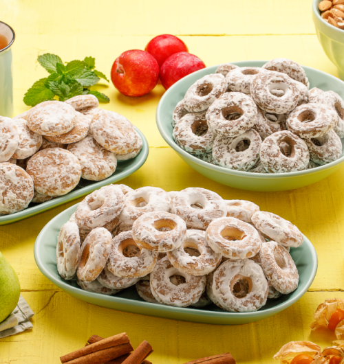 Pratos com biscoitos rosca de calda, dispostos ao lado de xícaras de chá