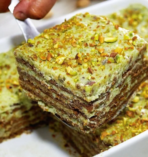 Travessa com pavê de pistache em camadas, preparado com biscoito champanhe, creme e cobertura de pistache triturado.
