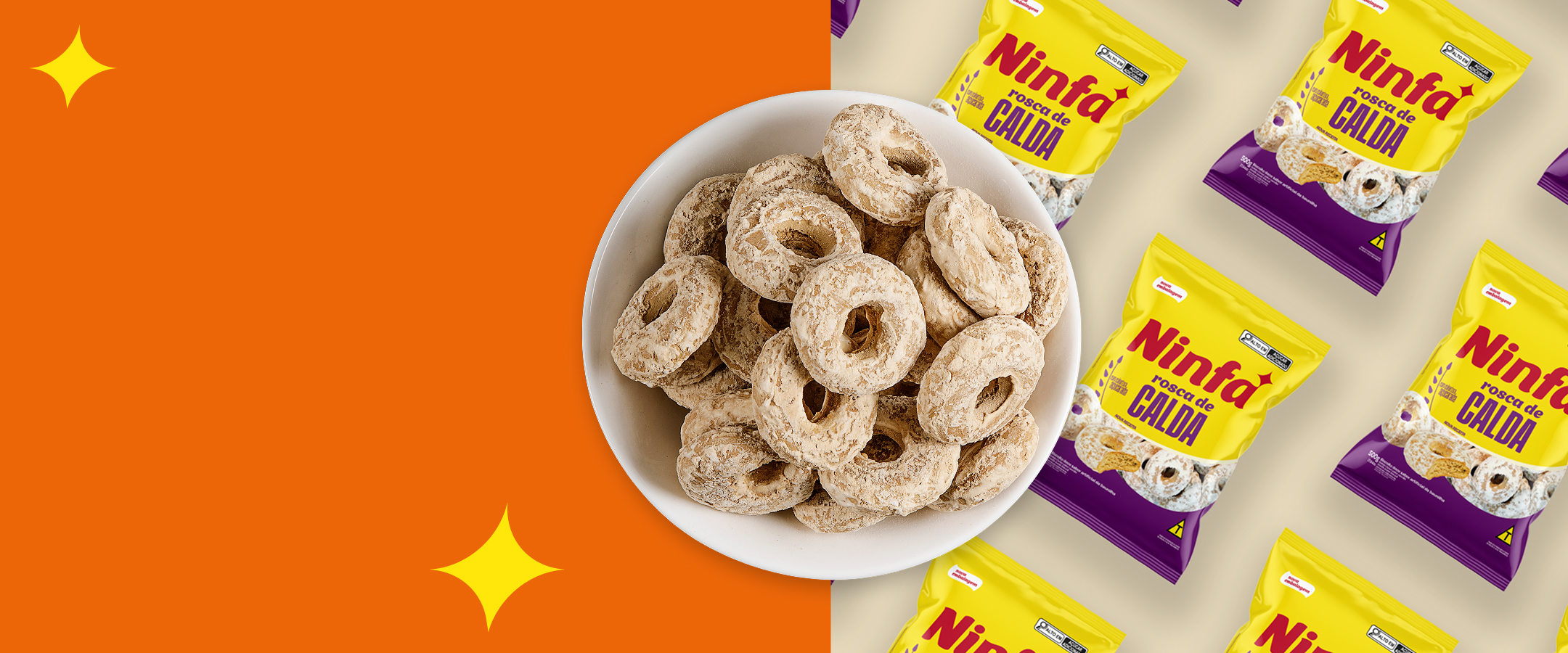 Rosca doce dourada coberta por calda, servida em prato branco.