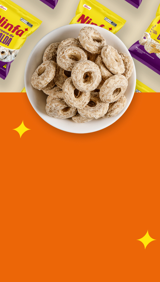 Rosca doce dourada coberta por calda, servida em prato branco.