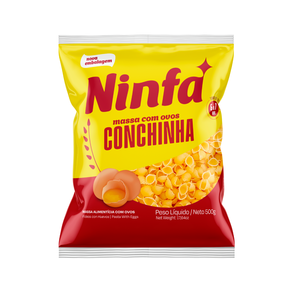 Embalagem de macarrão conchinha com ovos de 500g em pé, com rótulo amarelo e vermelho, exibindo janela transparente com a massa.