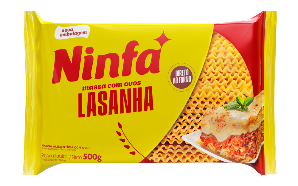 Embalagem de lasanha de 500g, com rótulo vermelho e amarelo, ilustrada com prato de lasanha pronta.