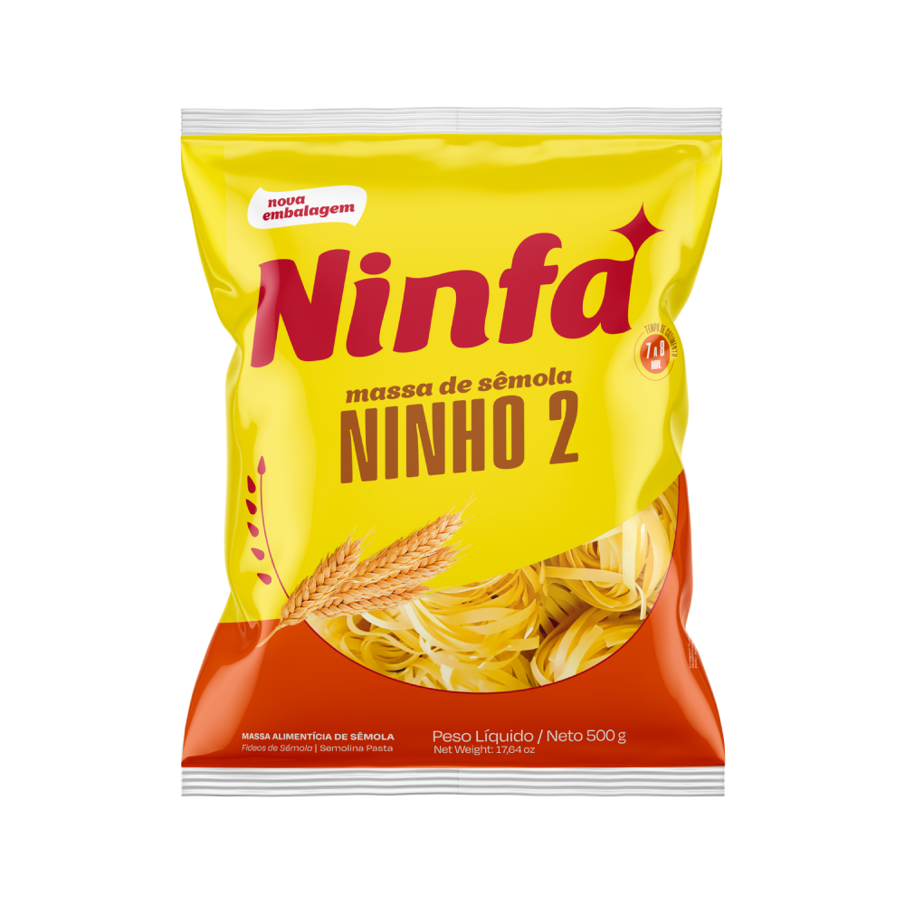 Embalagem de macarrão ninho 2 sêmola de 500g em pé, com rótulo amarelo e vermelho, exibindo janela transparente com a massa.