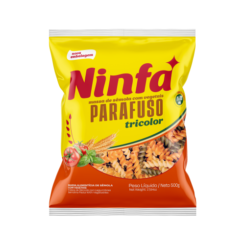 Embalagem de macarrão parafuso com vegetais de 500g em pé, com rótulo vermelho e amarelo, exibindo janela transparente com a massa colorida.