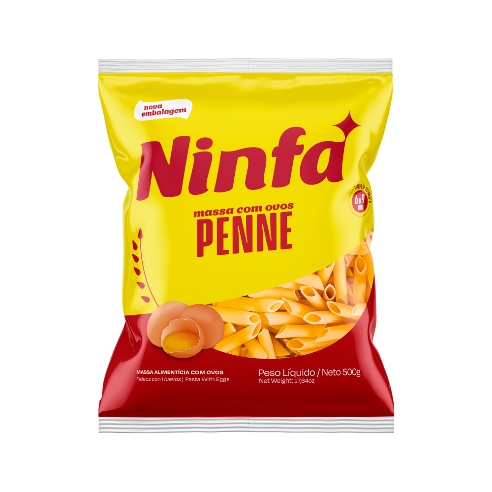 Embalagem de macarrão penne com ovos de 500g em pé, com rótulo amarelo e vermelho, exibindo janela transparente com a massa.