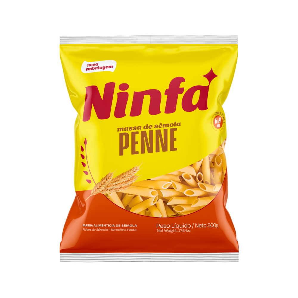 Embalagem de macarrão penne sêmola de 500g em pé, com rótulo amarelo e vermelho, exibindo janela transparente com a massa.