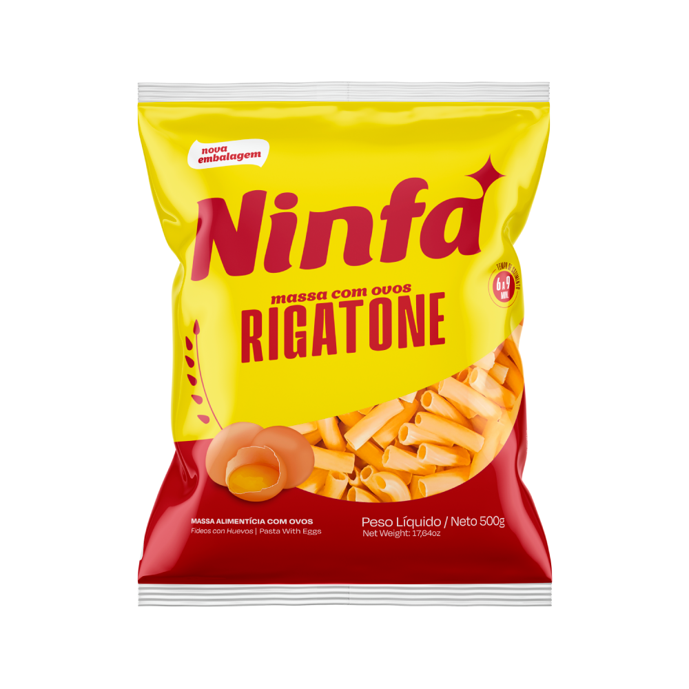 Embalagem de macarrão rigatone com ovos de 500g em pé, com rótulo amarelo e vermelho, exibindo janela transparente com a massa.